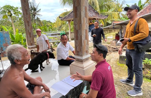 Kepala Kantor Pertanahan Kabupaten Klungkung Turun Langsung ke Kediaman Pemohon dalam Kegiatan Jemput Bola di Nusa Penida.