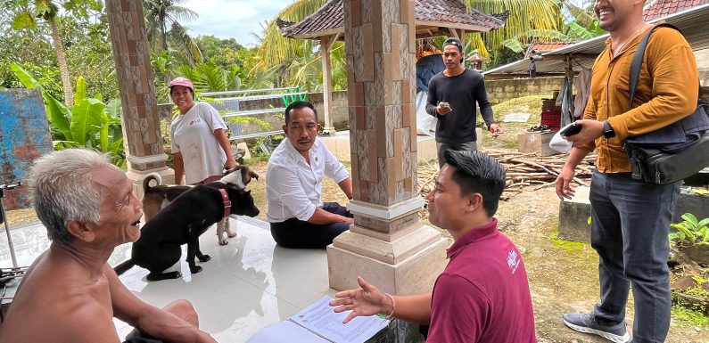 Kepala Kantor Pertanahan Kabupaten Klungkung Turun Langsung ke Kediaman Pemohon dalam Kegiatan Jemput Bola di Nusa Penida.