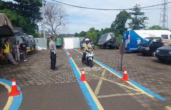 Melalui Polantas Menyapa, Petugas Satpas SIM Polres Jembrana Berikan Pendampingan Humanis kepada Pemohon Saat Ujian Praktek Mengemudi.