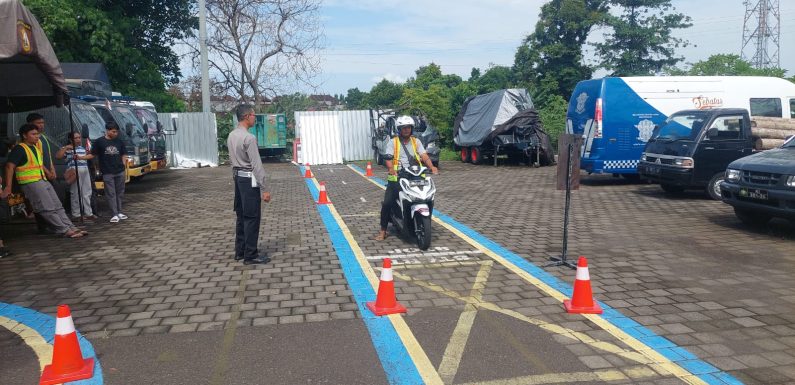 Melalui Polantas Menyapa, Petugas Satpas SIM Polres Jembrana Berikan Pendampingan Humanis kepada Pemohon Saat Ujian Praktek Mengemudi.