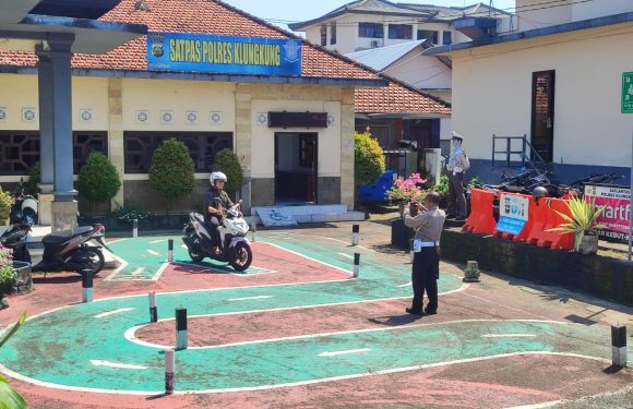 Melalui Polantas Menyapa, Petugas Satpas SIM Polres Klungkung Berikan Pendampingan Humanis kepada Pemohon SIM Saat Ujian Praktek Mengemudi.