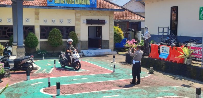 Melalui Polantas Menyapa, Petugas Satpas SIM Polres Klungkung Berikan Pendampingan Humanis kepada Pemohon SIM Saat Ujian Praktek Mengemudi.