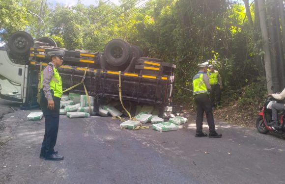Truk Bermuatan Semen Gagal Nanjak dan Terguling di Tanjakan Goa Gong Jimbaran