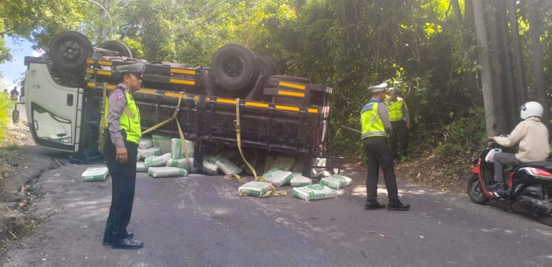 Truk Bermuatan Semen Gagal Nanjak dan Terguling di Tanjakan Goa Gong Jimbaran