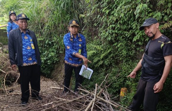 Petugas Kantah Bangli Melakukan Pemeriksaan Lapang Terkait Pendaftaran Tanah di Desa Batur Kecamatan Kintamani.