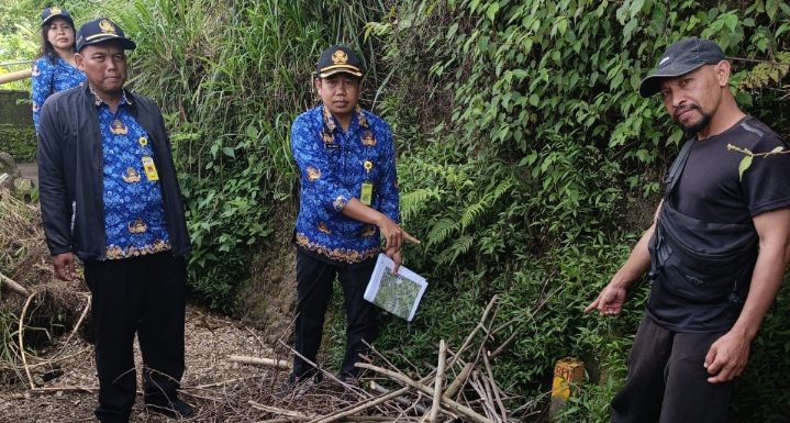 Petugas Kantah Bangli Melakukan Pemeriksaan Lapang Terkait Pendaftaran Tanah di Desa Batur Kecamatan Kintamani.