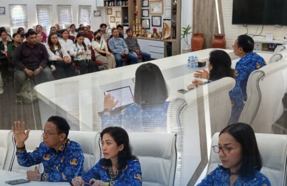 Kasi Penetapan Hak dan Pendaftaran beserta jajaran mewakili Kepala Kantor Pertanahan Kota Denpasar melaksanakan Rapat Evaluasi Layanan Pertanahan Operator/Admin Pejabat Pembuat Akta Tanah (PPAT) Di Kota Denpasar.
