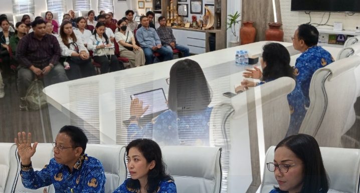 Kasi Penetapan Hak dan Pendaftaran beserta jajaran mewakili Kepala Kantor Pertanahan Kota Denpasar melaksanakan Rapat Evaluasi Layanan Pertanahan Operator/Admin Pejabat Pembuat Akta Tanah (PPAT) Di Kota Denpasar.