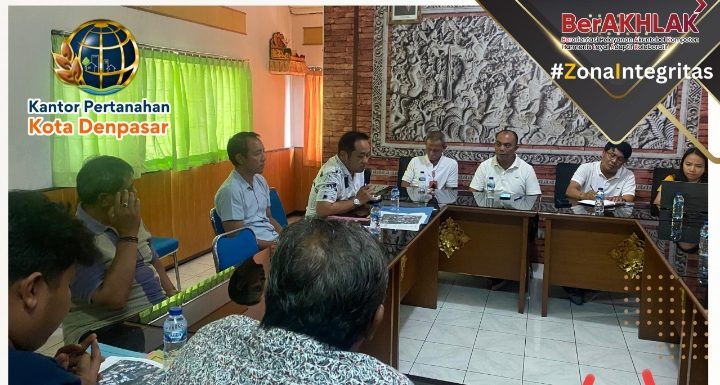 Kantor Pertanahan Kota Denpasar menghadiri undangan rapat koordinasi dari Kepala Kelurahan Kesiman sekaligus pengecekan lapang terhadap objek tanah.
