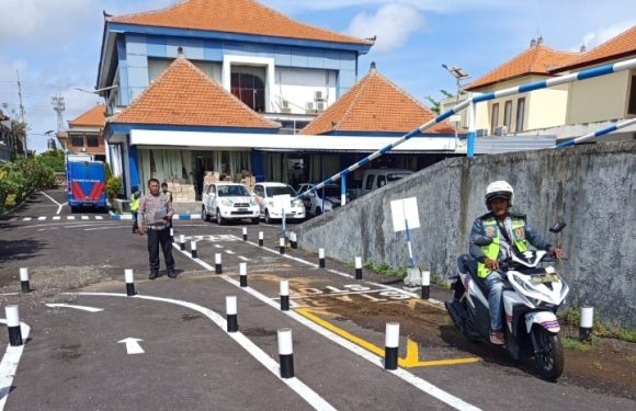 Polantas Menyapa, Sat Lantas Polresta Denpasar Berikan Pendampingan Pemohon SIM Saat Ujian Praktik