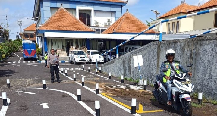 Polantas Menyapa, Sat Lantas Polresta Denpasar Berikan Pendampingan Pemohon SIM Saat Ujian Praktik