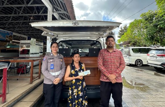 Melalui Polisi Menyapa,  Satlantas Unit Regident Polres Jembrana Gelar Samsat Keliling di Pasar Senggol Pekutatan Berikan Pelayanan yang Mudah, Cepat dan Transparan.