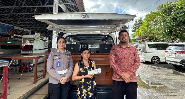 Melalui Polisi Menyapa,  Satlantas Unit Regident Polres Jembrana Gelar Samsat Keliling di Pasar Senggol Pekutatan Berikan Pelayanan yang Mudah, Cepat dan Transparan.