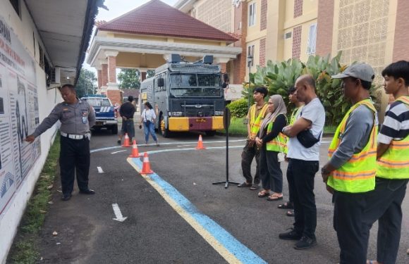 Melalui Polantas Menyapa, SatLantas Unit Regident Polres Jembrana Berikan Pendampingan dan Arahan Kepada Pemohon SIM Saat Ujian Praktik