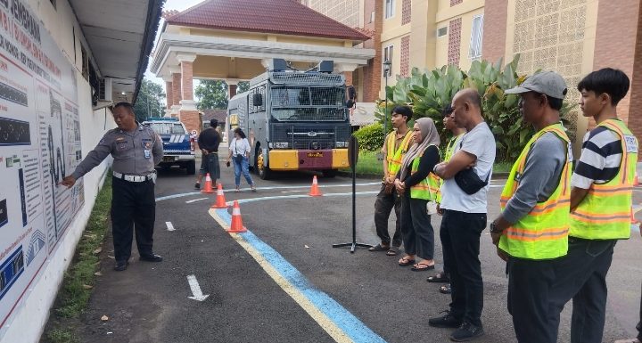Melalui Polantas Menyapa, SatLantas Unit Regident Polres Jembrana Berikan Pendampingan dan Arahan Kepada Pemohon SIM Saat Ujian Praktik
