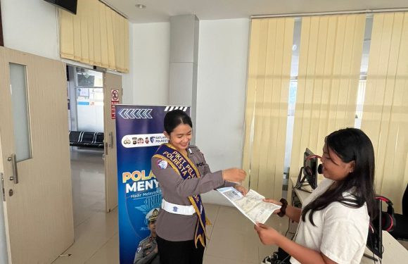 Pelayanan Humanis Satpas SIM Polresta Denpasar Berikan Informasi kepada Pemohon Saat Ujian Teori.