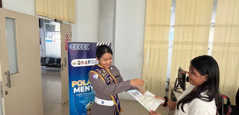 Pelayanan Humanis Satpas SIM Polresta Denpasar Berikan Informasi kepada Pemohon Saat Ujian Teori.