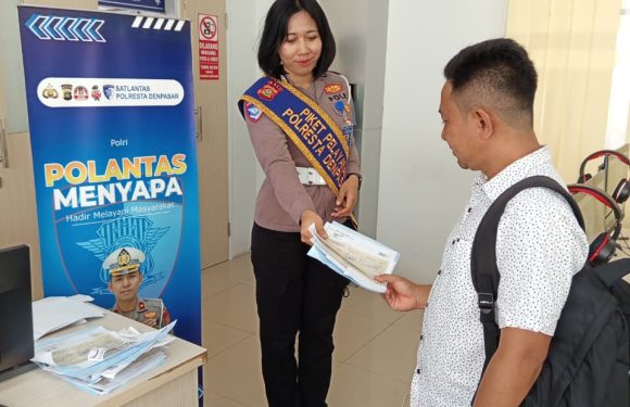 Melalui Polantas Menyapa, Petugas Satpas SIM Polresta Denpasar Berikan Arahan dan Pendampingan Kepada Pemohon Sim.
