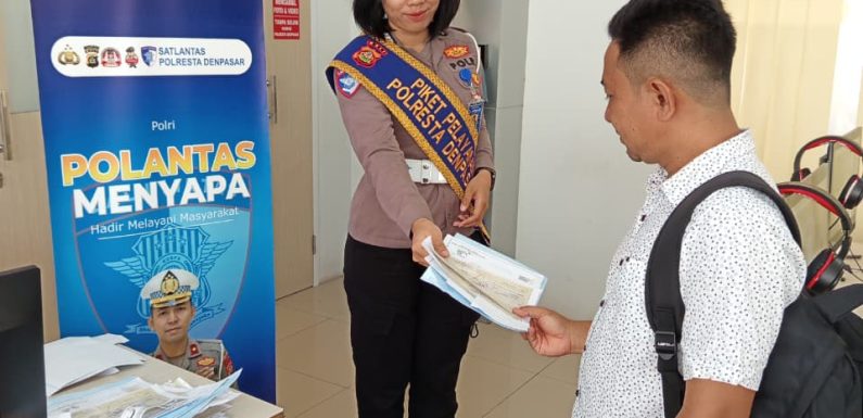 Melalui Polantas Menyapa, Petugas Satpas SIM Polresta Denpasar Berikan Arahan dan Pendampingan Kepada Pemohon Sim.