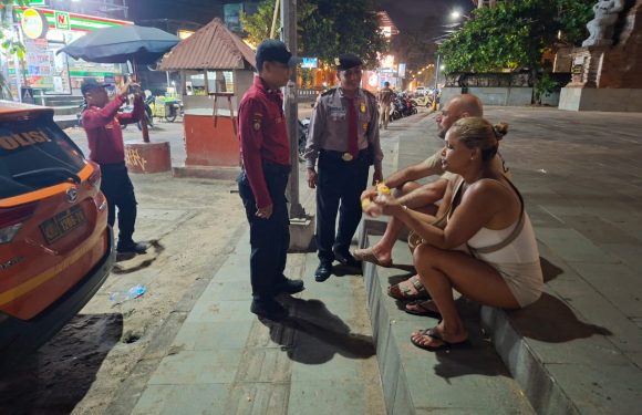 Tingkatkan Keamanan Patroli Dialogis Pam Wisata Polresta Denpasar di Pantai Seminyak, Kuta