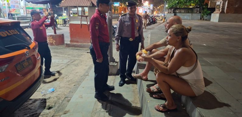 Tingkatkan Keamanan Patroli Dialogis Pam Wisata Polresta Denpasar di Pantai Seminyak, Kuta