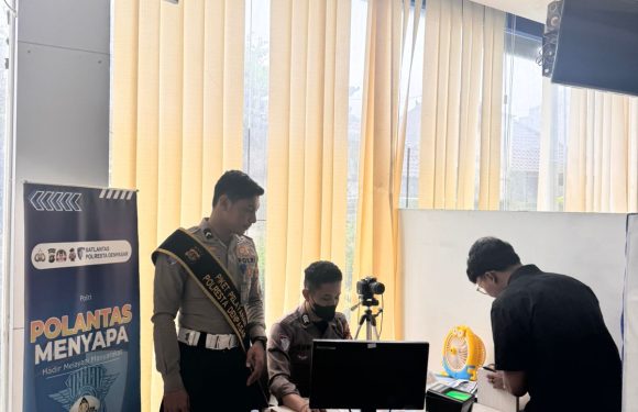 Polantas Menyapa Dampingi Pemohon SIM Saat Pendataan Identitas dan Proses Foto.