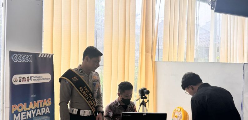 Polantas Menyapa Dampingi Pemohon SIM Saat Pendataan Identitas dan Proses Foto.