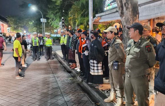 Dipimpin Kapolsek Kuta, Sinergi Lintas Sektor Tertibkan Ojol dan Pengendara Motor di Legian.