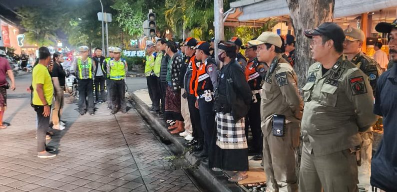 Dipimpin Kapolsek Kuta, Sinergi Lintas Sektor Tertibkan Ojol dan Pengendara Motor di Legian.