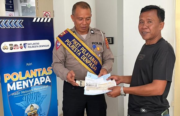 Petugas Satpas SIM Polresta Denpasar Berikan Pelayanan dan Arahan kepada Pemohon SIM