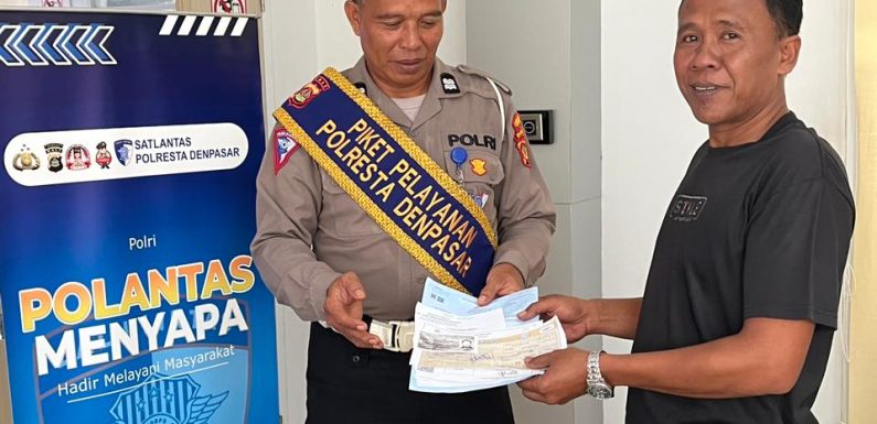 Petugas Satpas SIM Polresta Denpasar Berikan Pelayanan dan Arahan kepada Pemohon SIM