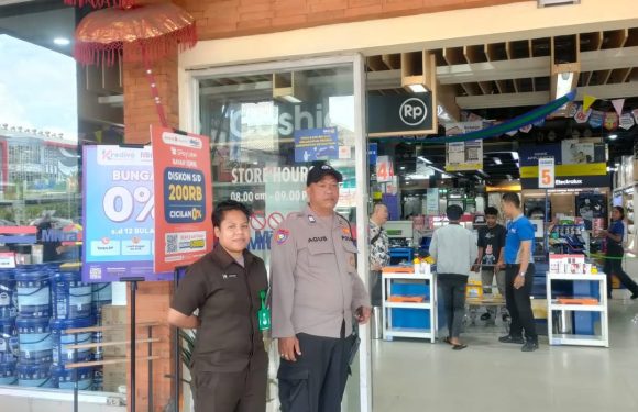 Bhabinkamtibmas Desa Padang Sambian Kaja Gelar Sambang di Pertokoan Mitra 10 Gatsu Barat.