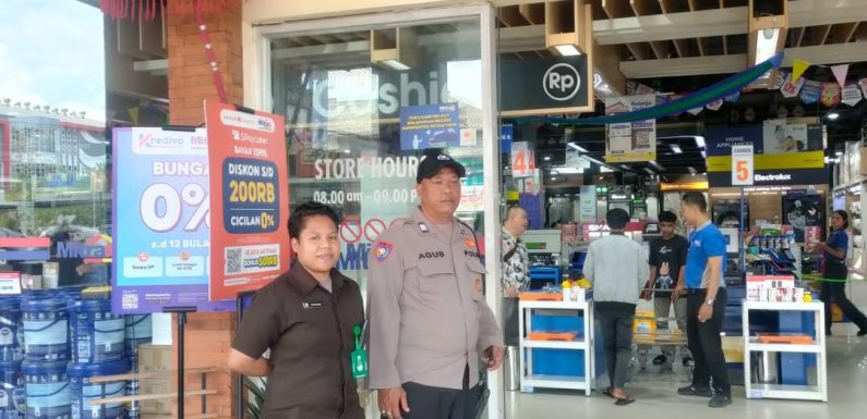 Bhabinkamtibmas Desa Padang Sambian Kaja Gelar Sambang di Pertokoan Mitra 10 Gatsu Barat.