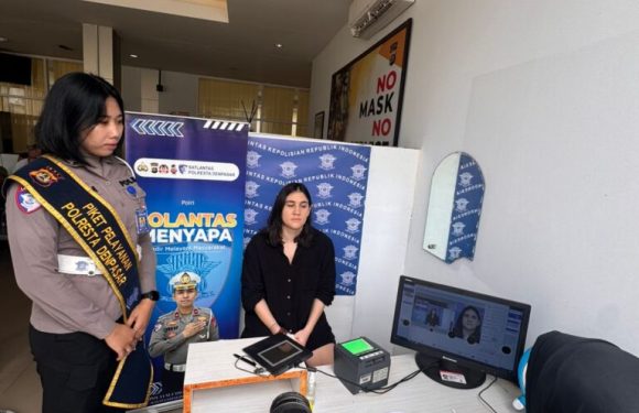 Pelayanan Humanis Satpas SIM Polresta Denpasar Saat Proses Pendataan dan Foto Pemohon SIM.