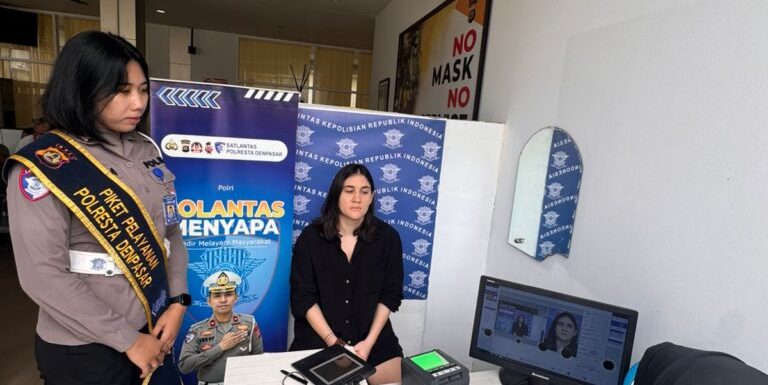 Pelayanan Humanis Satpas SIM Polresta Denpasar Saat Proses Pendataan dan Foto Pemohon SIM.