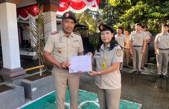 Apel Pagi Kantor Pertanahan Kabupaten Klungkung Tekankan Disiplin, Strakom dan Apresiasi Pegawai Berprestasi.