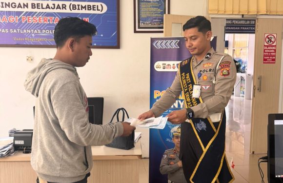 Satpas SIM Polresta Denpasar Berikan Pelayanan Humanis, Pemohon Diberikan Arahan Secara Langsung.