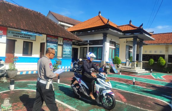 Petugas Satpas SIM Polres Klungkung Berikan Pendampingan Humanis kepada Pemohon SIM Saat Ujian Praktek.