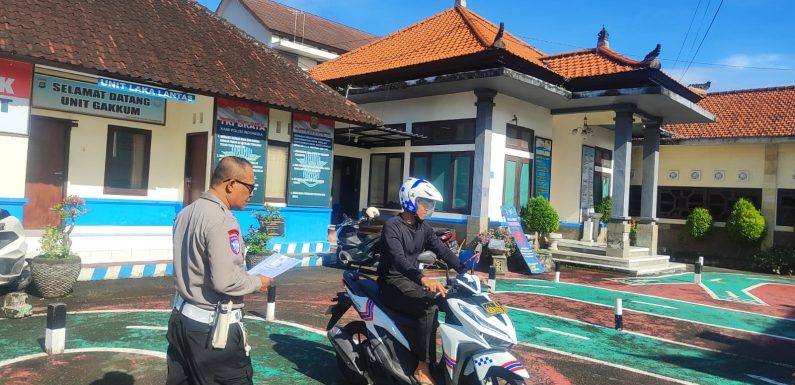 Petugas Satpas SIM Polres Klungkung Berikan Pendampingan Humanis kepada Pemohon SIM Saat Ujian Praktek.