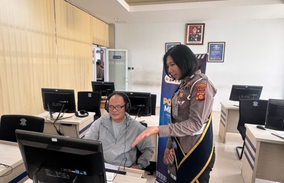 Petugas Satpas SIM Polresta Denpasar Berikan Arahan dan Imbauan Tertib Berlalu Lintas kepada Pemohon SIM Baru