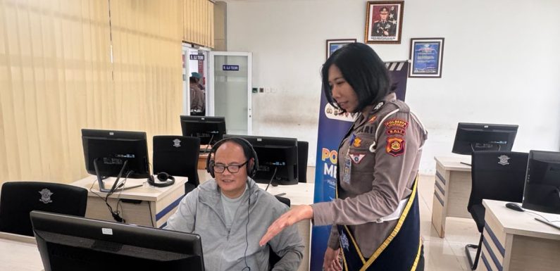 Petugas Satpas SIM Polresta Denpasar Berikan Arahan dan Imbauan Tertib Berlalu Lintas kepada Pemohon SIM Baru