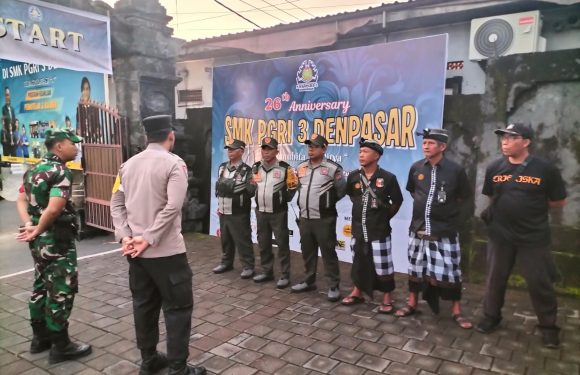 Sinergi Bhabinkamtibmas, Babinsa, Linmas dan Pecalang Kawal Fun Walk SMK PGRI 3 Denpasar.