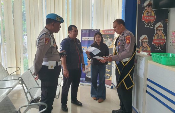 Satpas SIM Polresta Denpasar Sampaikan Imbauan Tertib Berlalu Lintas dan Arahan Pelayanan kepada Pemohon SIM.