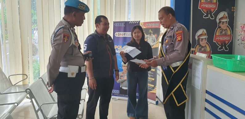 Satpas SIM Polresta Denpasar Sampaikan Imbauan Tertib Berlalu Lintas dan Arahan Pelayanan kepada Pemohon SIM.