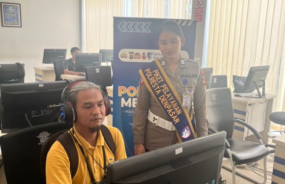 Program Polantas Menyapa, Petugas Satpas SIM Polresta Denpasar Dampingi Pemohon Saat Ujian Teori.