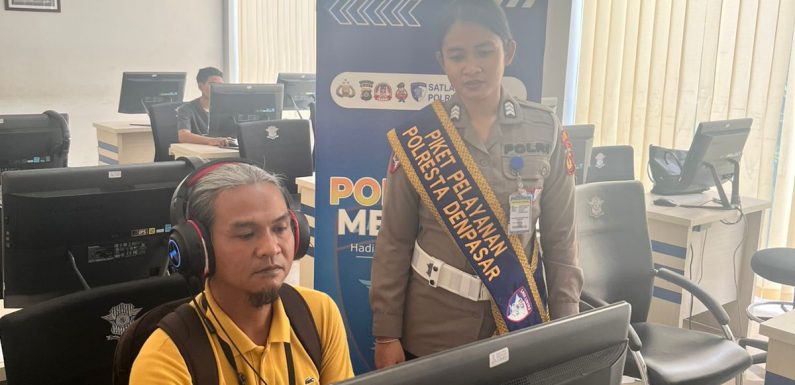 Program Polantas Menyapa, Petugas Satpas SIM Polresta Denpasar Dampingi Pemohon Saat Ujian Teori.