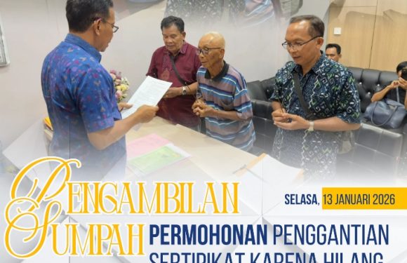 Kepala Seksi Penetapan Hak dan Pendaftaran Kantor Pertanahan Kota Denpasar melakukan pengambilan sumpah kepada 3 Orang Pemohon Penggantian Sertipikat karena Hilang.