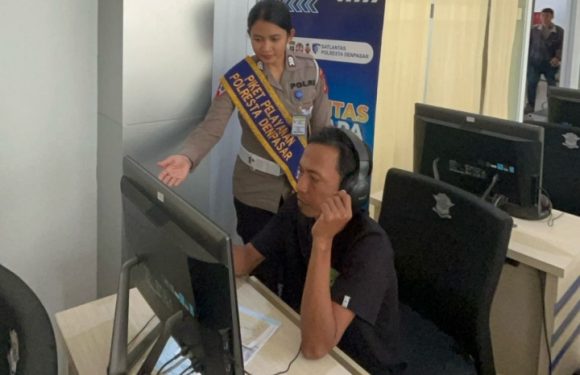 Personel Satpas SIM Polresta Denpasar Berikan Pendampingan Pemohon Saat Ujian Teori Berbasis Komputer.