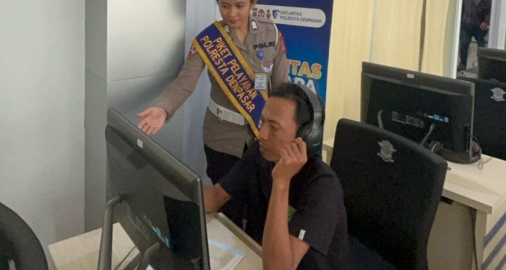 Personel Satpas SIM Polresta Denpasar Berikan Pendampingan Pemohon Saat Ujian Teori Berbasis Komputer.