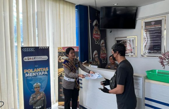 Personel Satpas SIM Polresta Denpasar Berikan Pendampingan Pemohon SIM.
